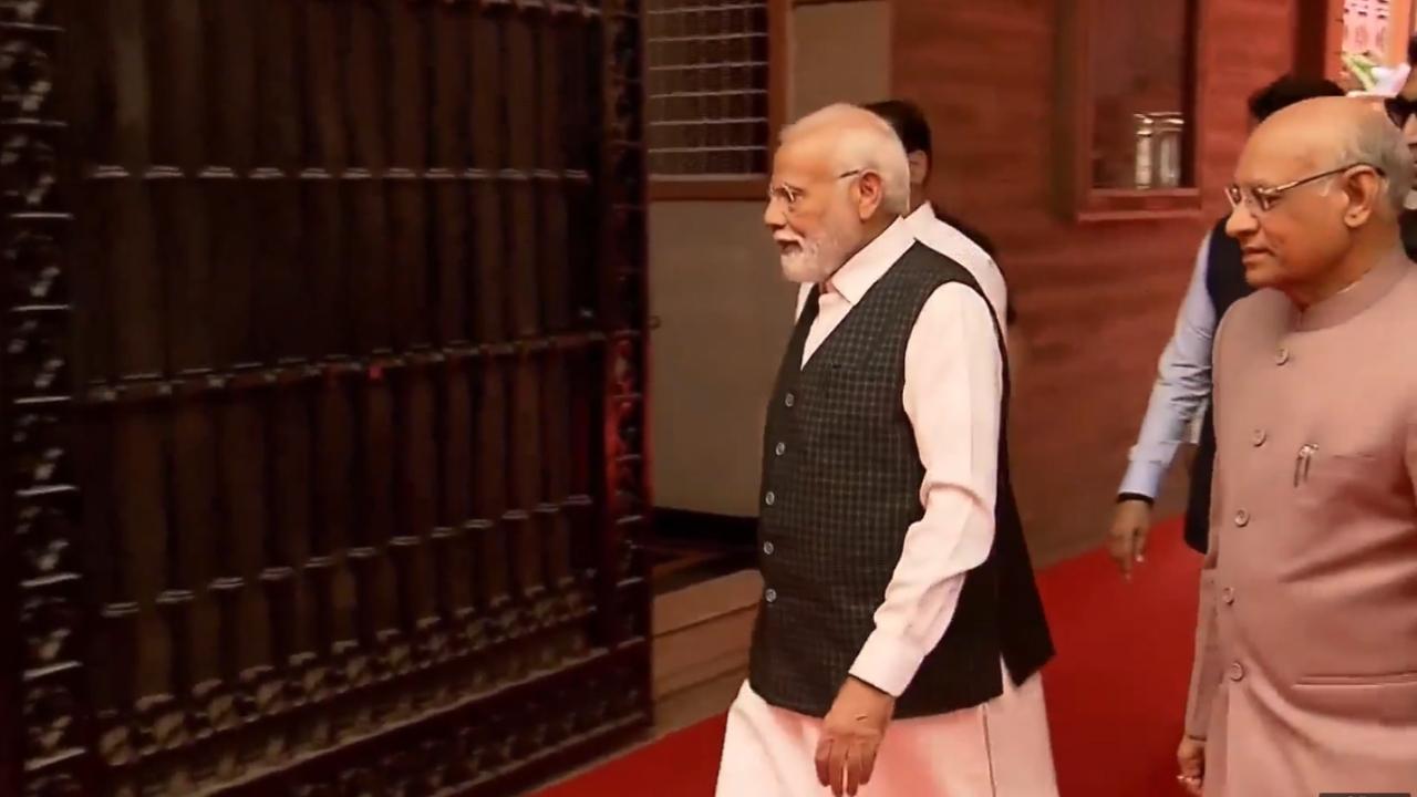 Prime Minister Narendra Modi performed puja at the Shri Saibaba Samadhi Temple